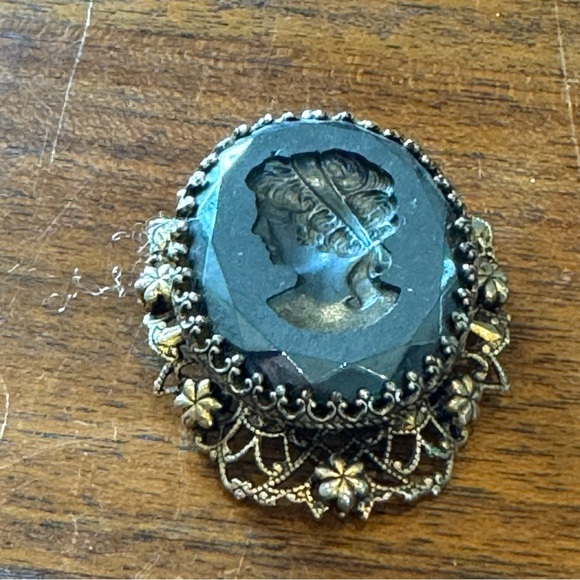 Vintage Gold-Tone Filigree Brooch Intaglio Black Glass Cameo Pendant - Picture 5 of 7